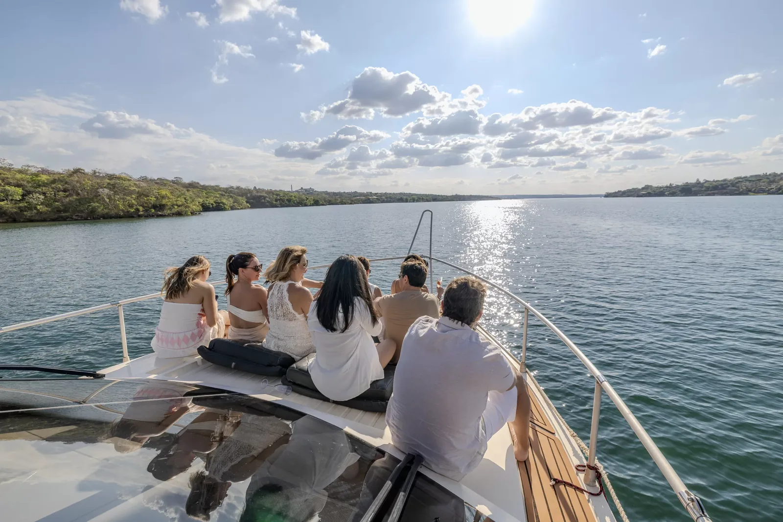 Convidados olhando o Lago Paranoá do barco