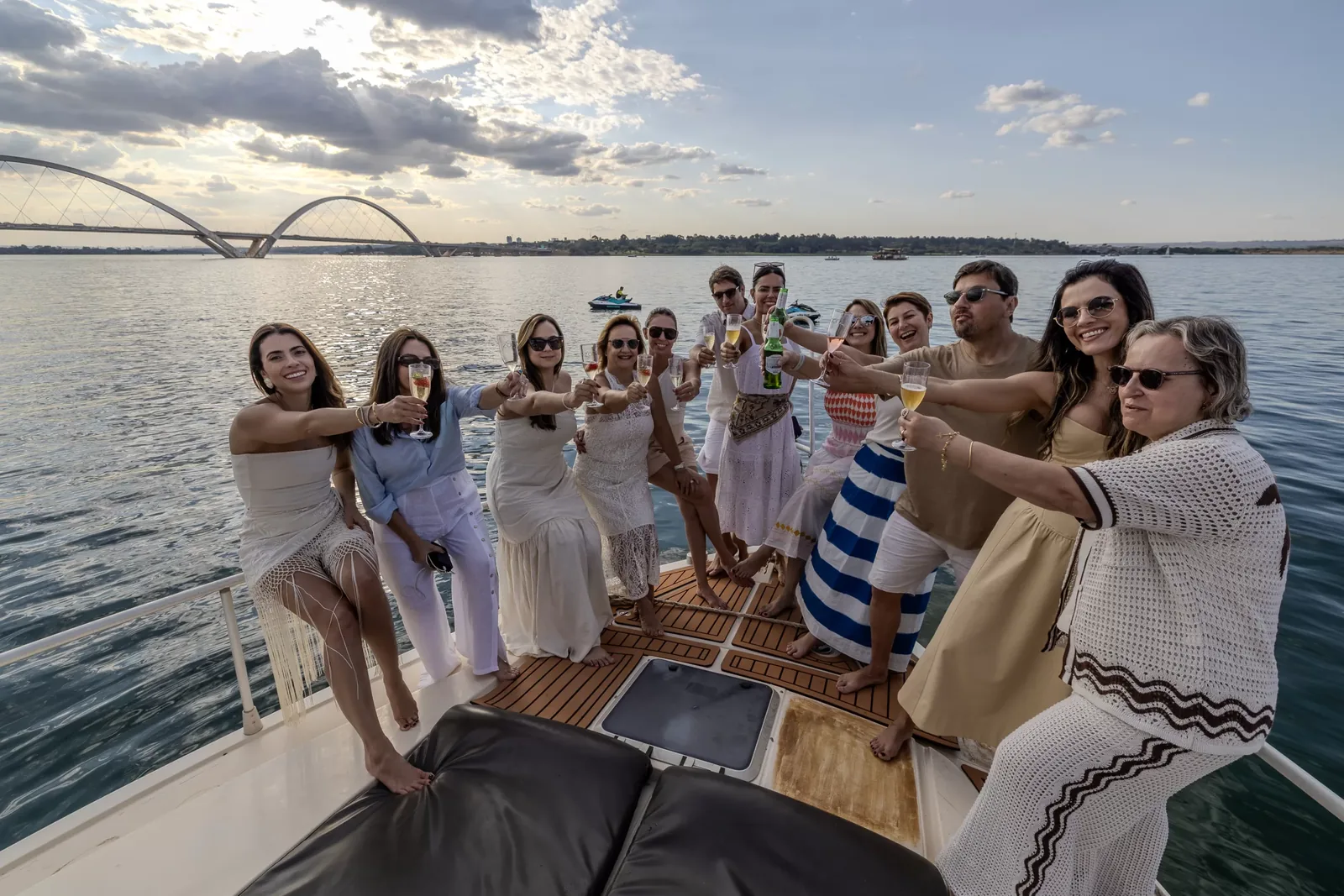 Grupo no barco com a Ponte JK ao fundo