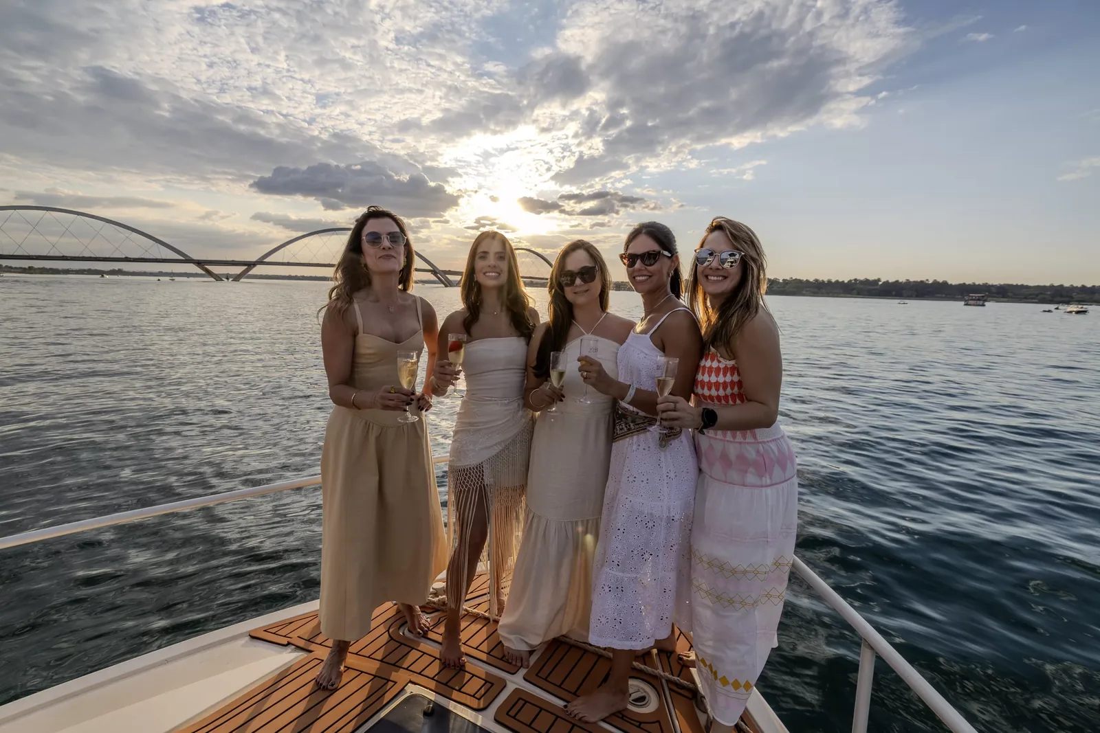 Convidados na proa do barco no fim da tarde