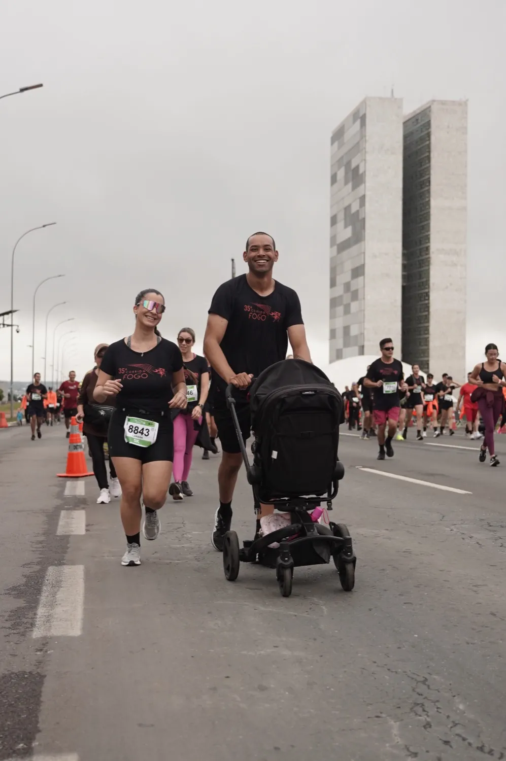Família correndo com carrinho de bebê na prova