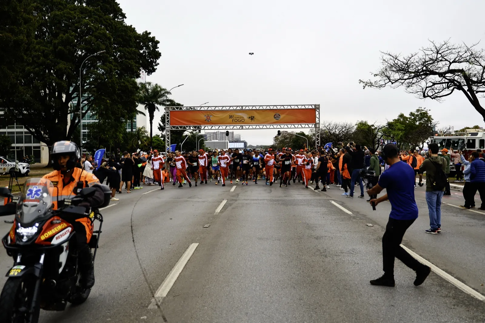 Largada da 35ª Corrida do Fogo, corredores cruzando o arco de partida