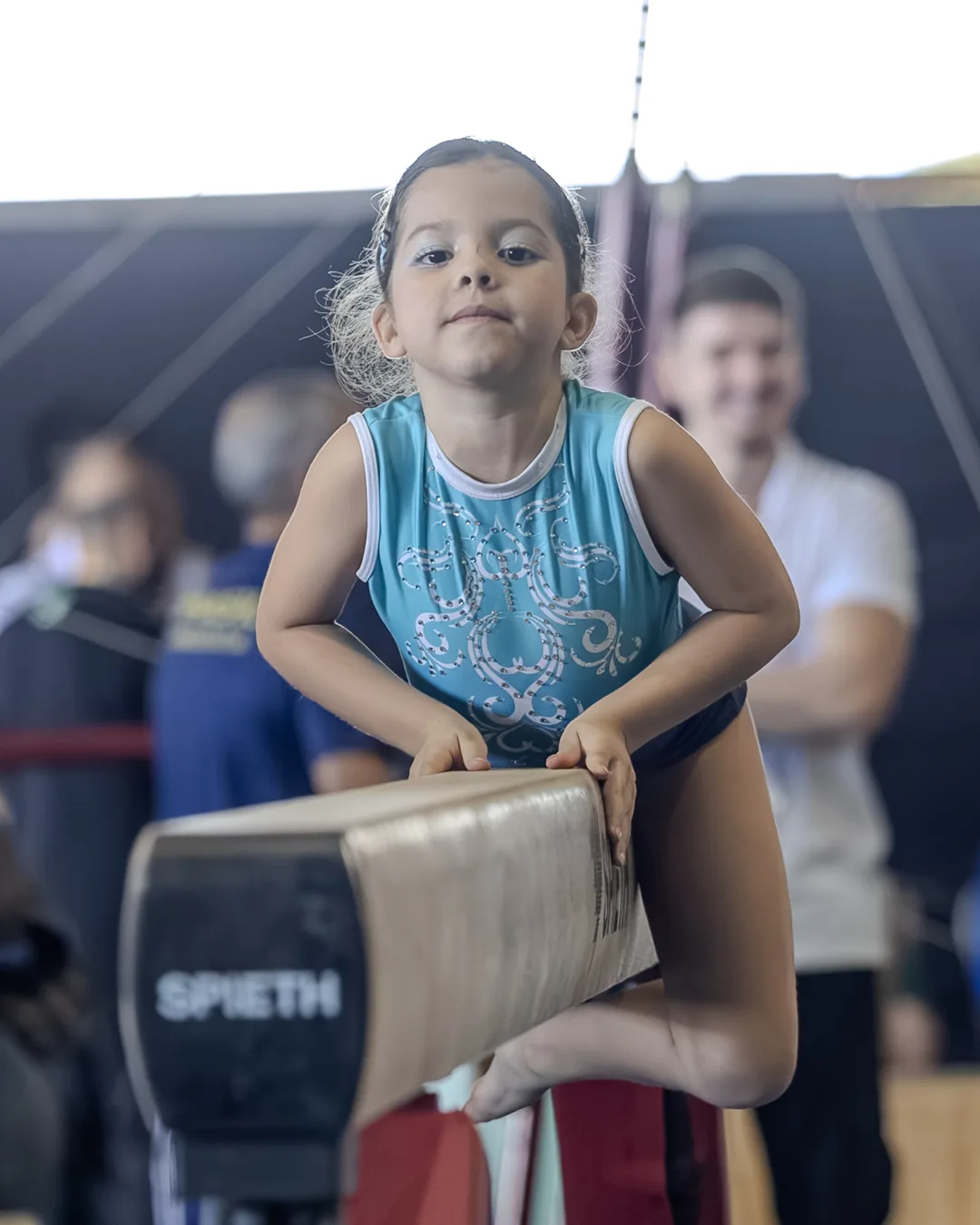 Jovem ginasta concentrada durante a apresentação de solo