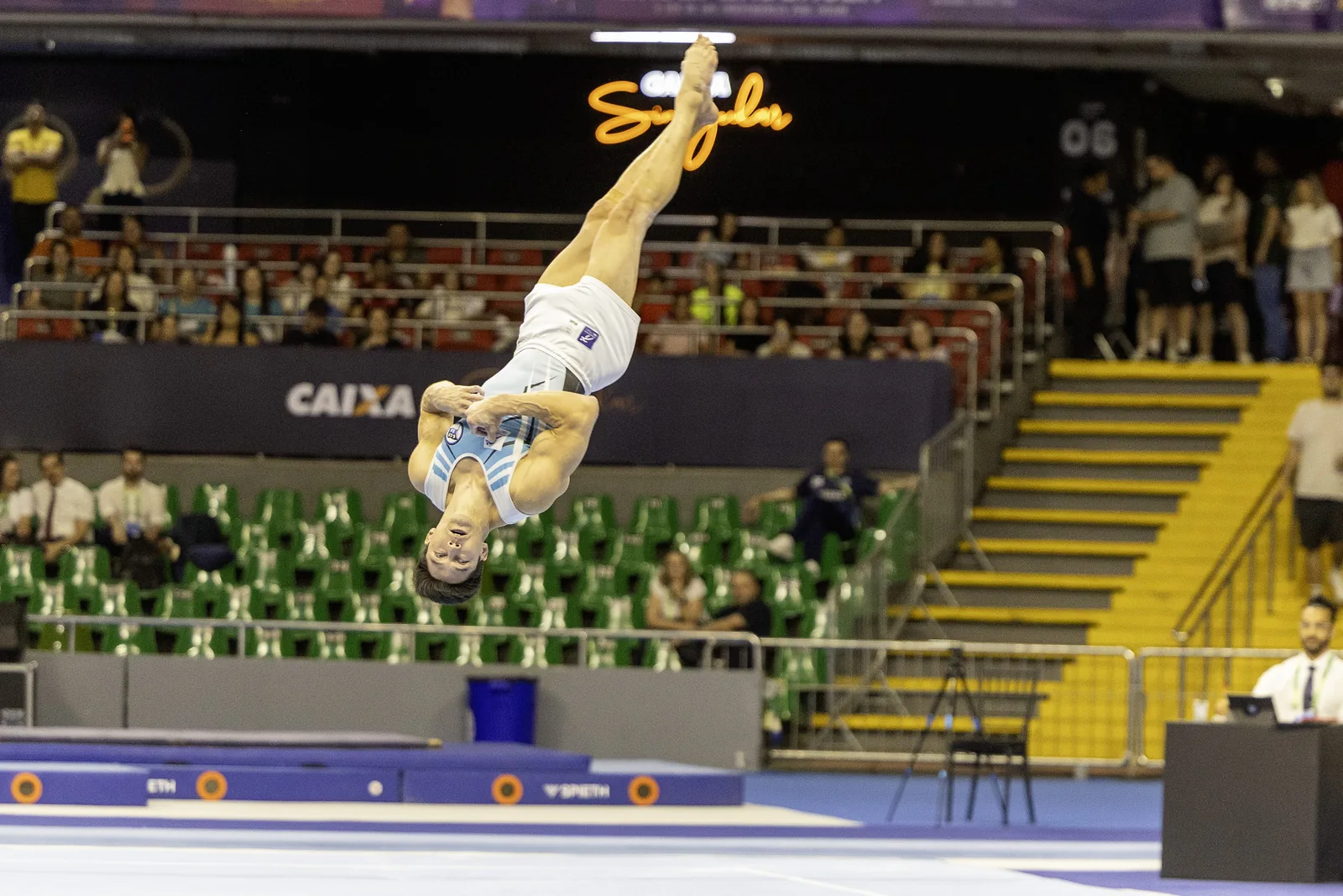 Ginasta em salto alto na série de solo masculina