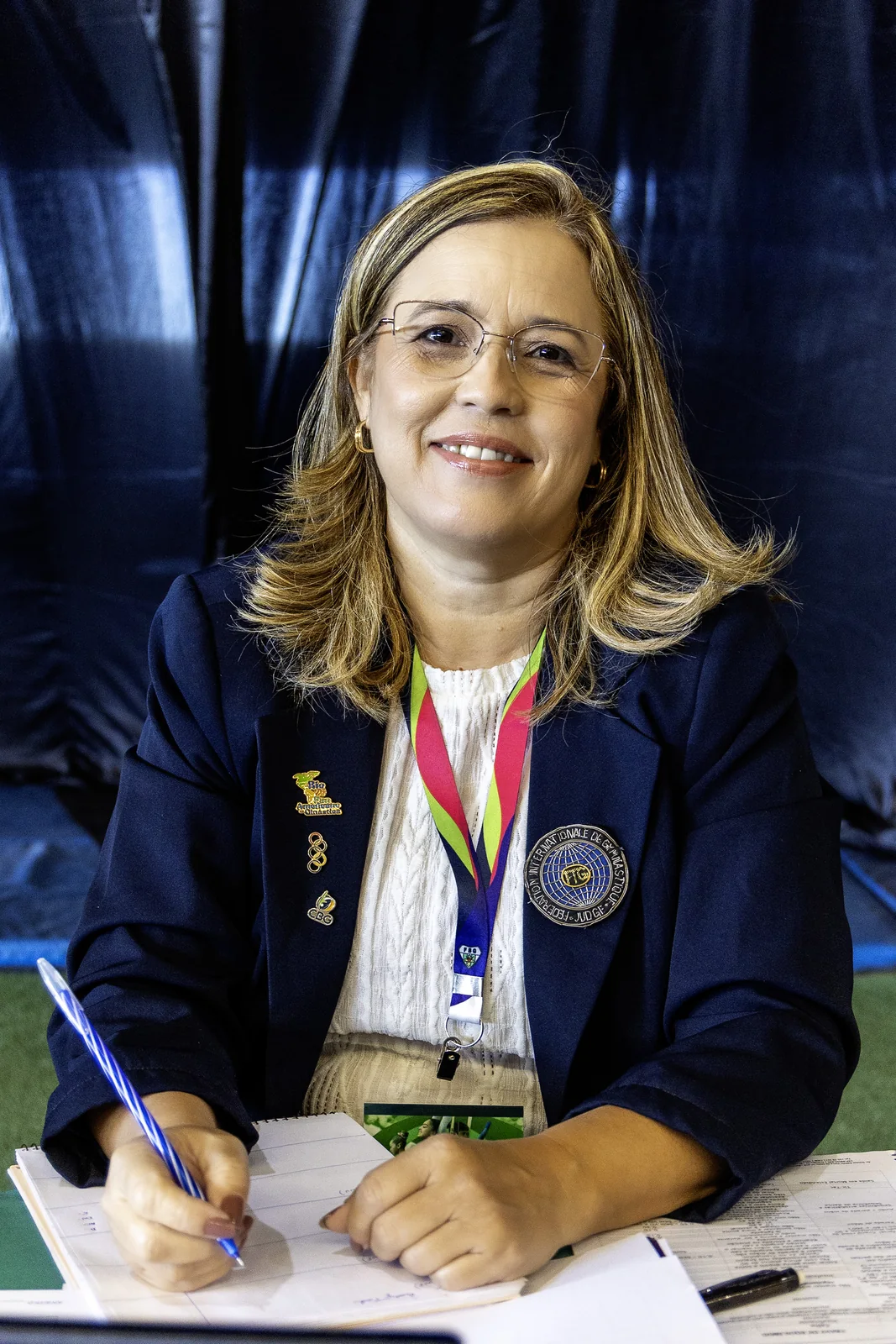 Árbitra anotando a nota na mesa de arbitragem durante a competição