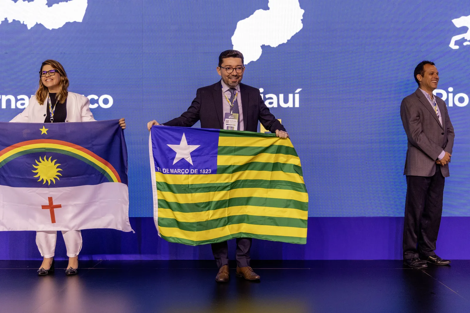 Premiados abrem as bandeiras de Pernambuco e do Piauí no palco
