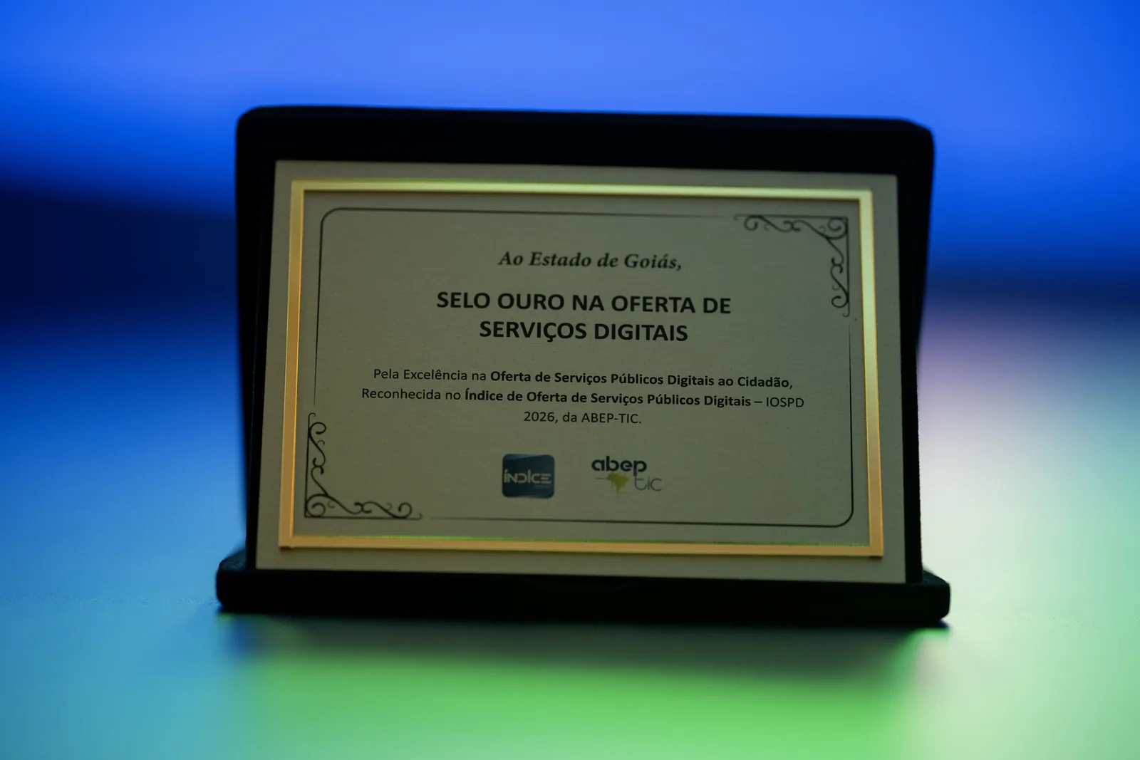 Placa do Selo Ouro na Oferta de Serviços Digitais sobre o palco