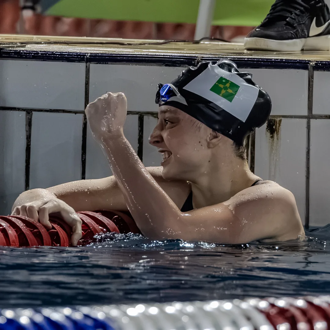 Atleta comemora na água com o punho fechado
