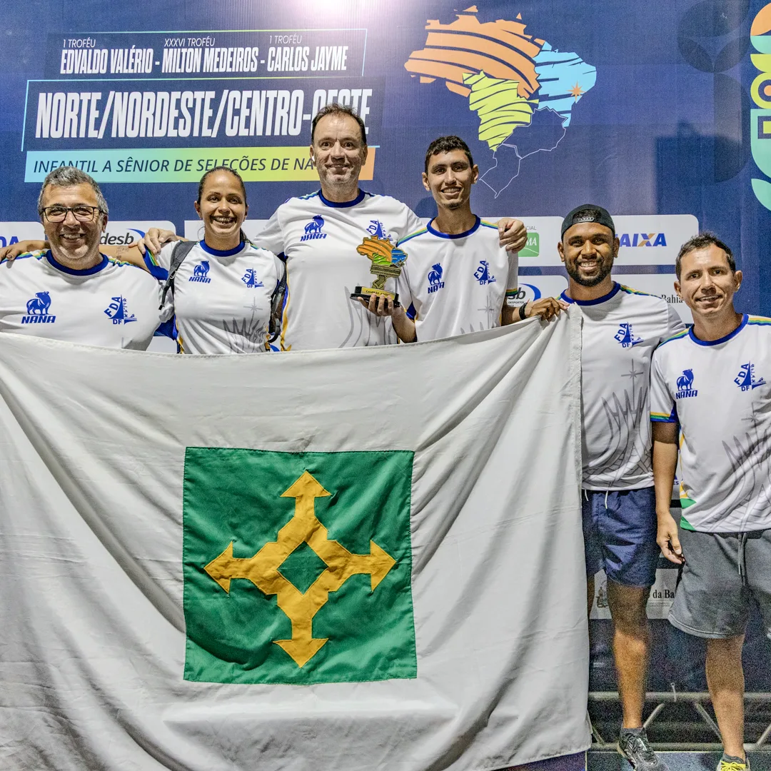Equipe da Seleção do DF no pódio com a bandeira do Distrito Federal