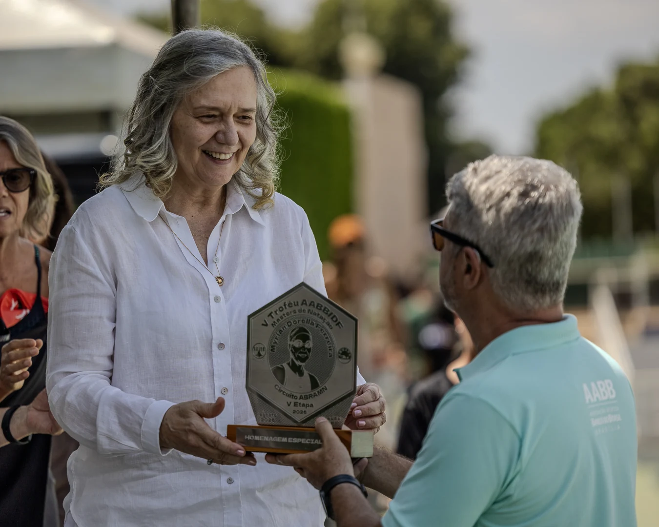 Entrega da placa de homenagem especial do V Troféu AABB/DF à beira da piscina