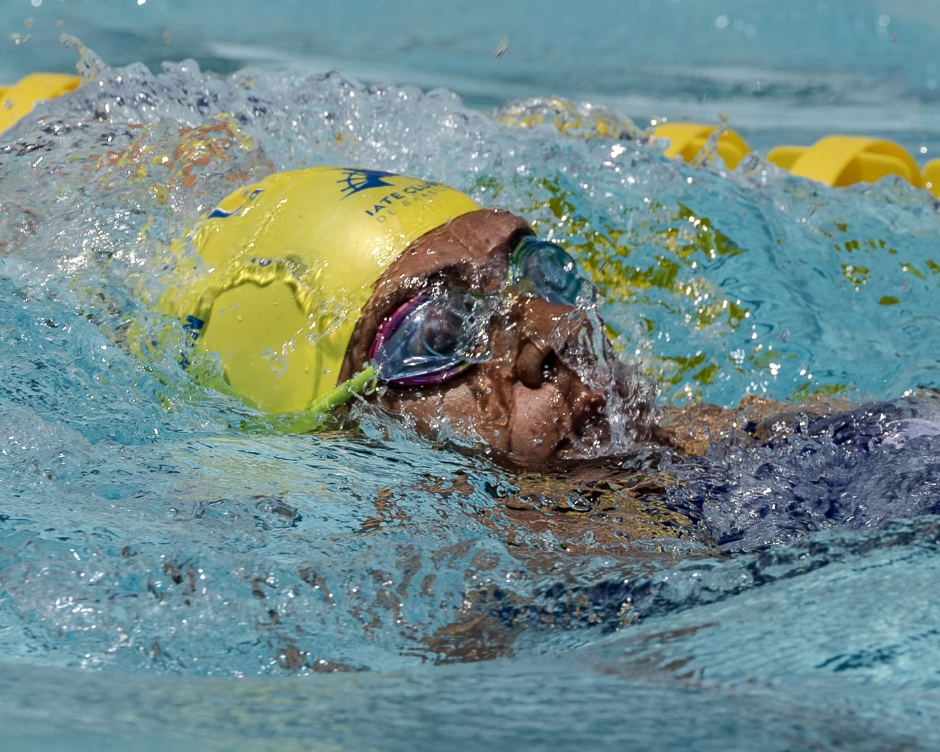 Nadador master com touca amarela do Iate Clube de Brasília no nado crawl